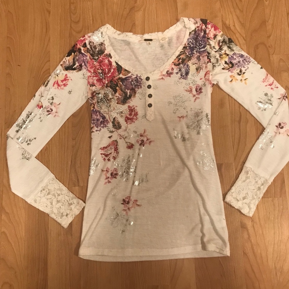 Beaded lace button long sleeve tee 😘